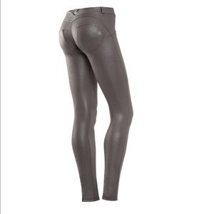 Low Rise Full Length Python Print
Brown Freddys L